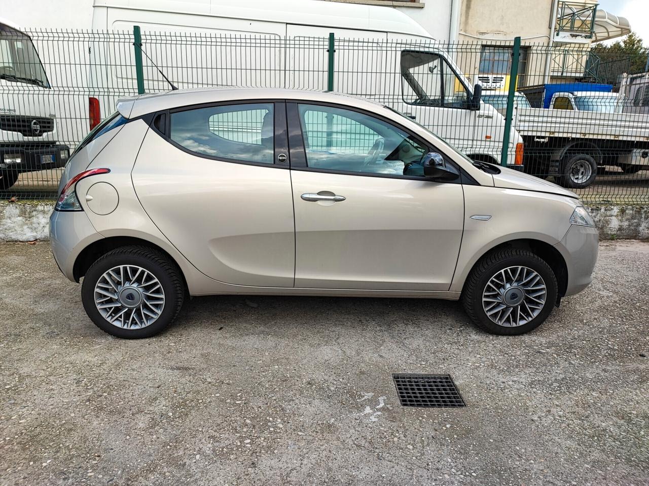 Lancia Ypsilon con 26 Euro 450 km