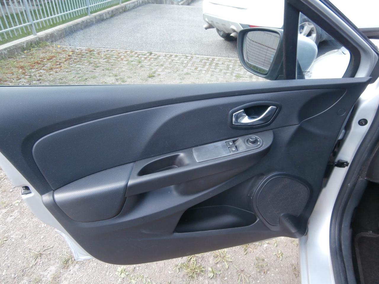 Renault Clio 1.2 75CV 5 porte Live NEOPATENTATI