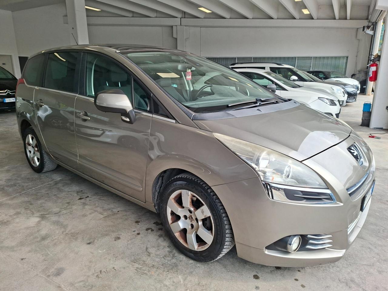 Peugeot 5008 1.6 HDI / 7POSTI / AUTOMATICO