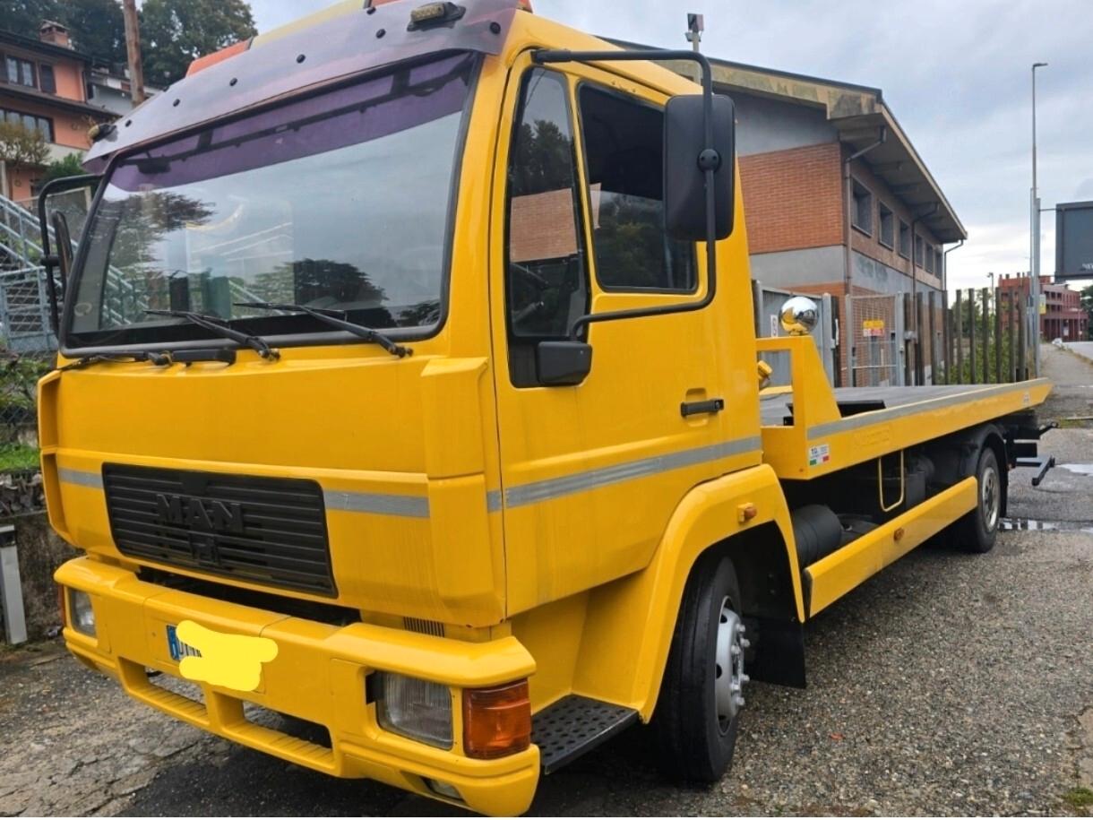 Man carroattrezzi soccorso stradale