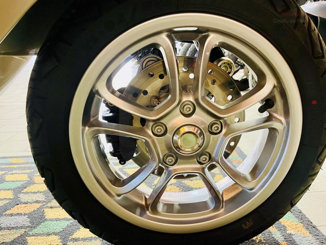 Piaggio GTS 300 BAULETTO PORTAPACCHI ANTERIORE