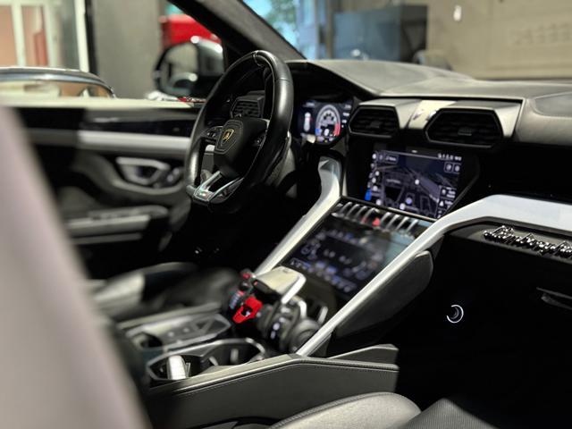LAMBORGHINI Urus 4.0