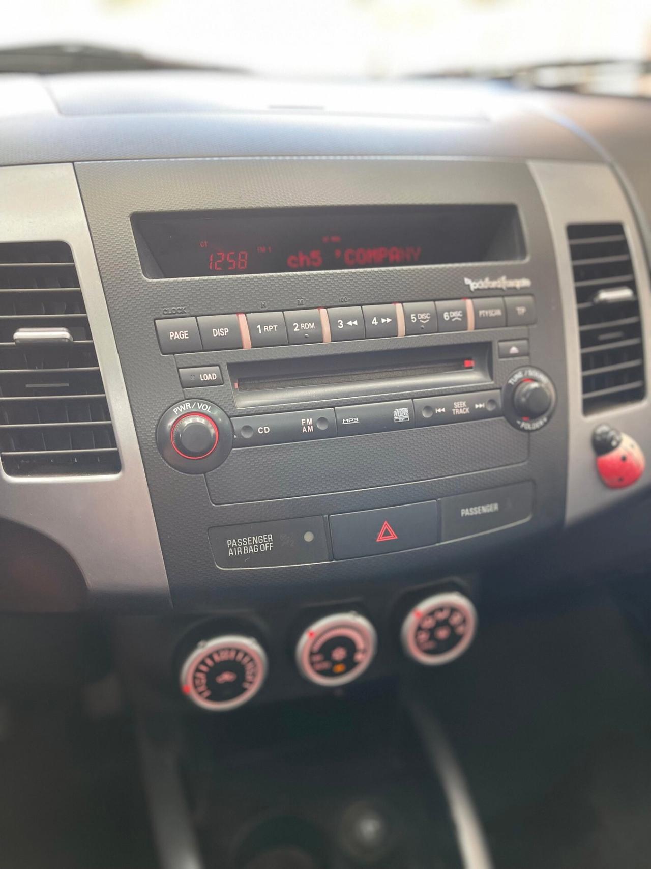 Mitsubishi Outlander 2.0d 4X4 GANCIO TRAINO 7 POSTI