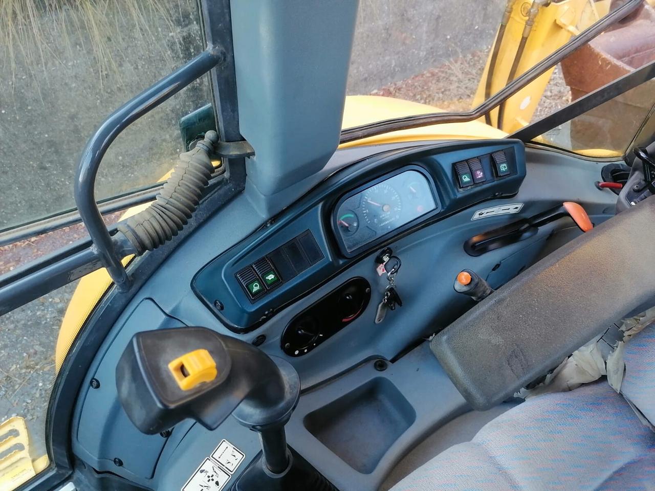 Terna Seminuova New-Holland LB110 B