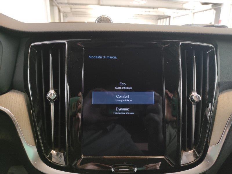 VOLVO V60 (2018-->) - V60 D3 AWD Geartronic Business