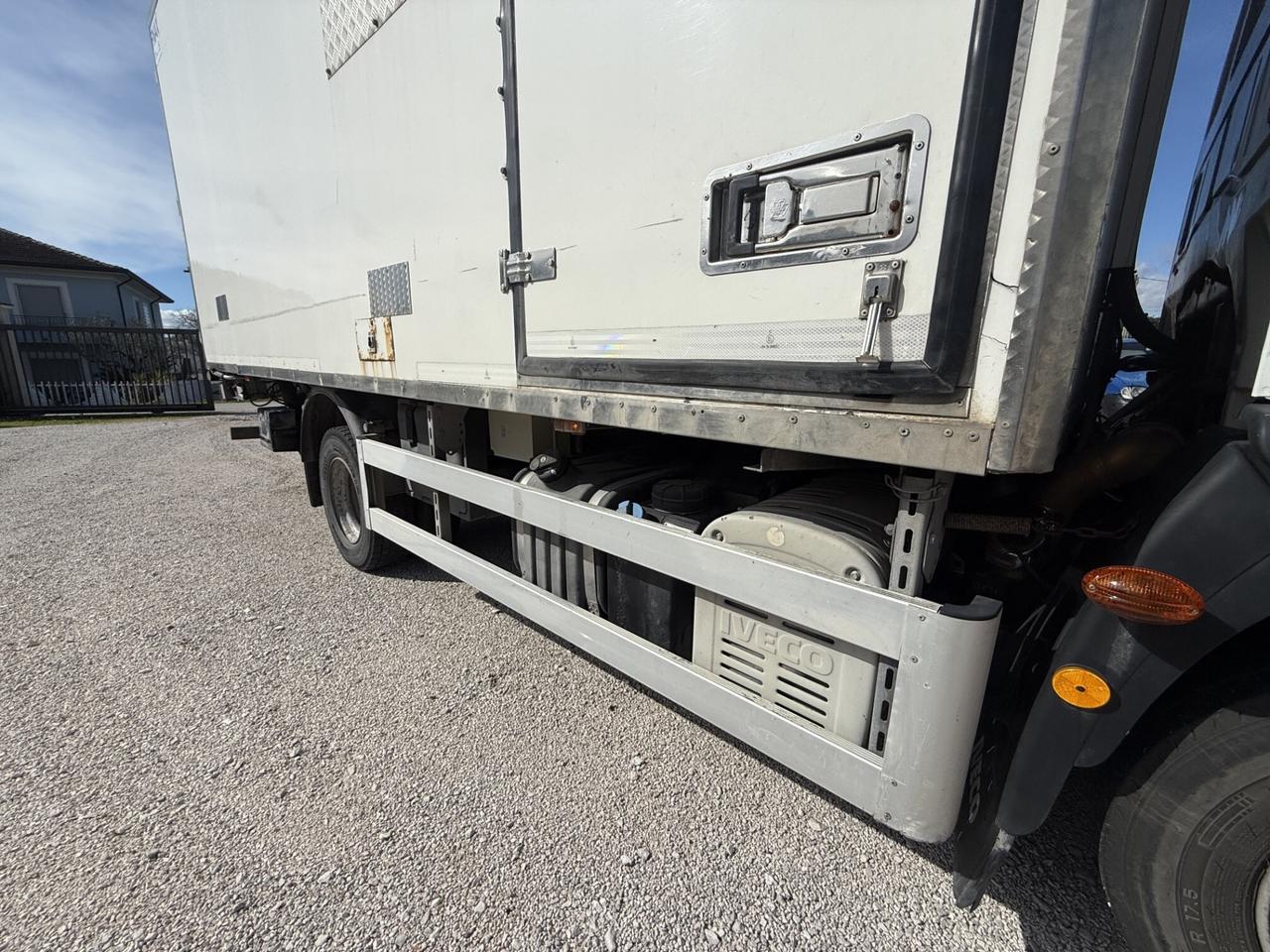 IVECO Eurocargo E5 100E22 con sponda idraulica e sospensioni regolabili/automatiche