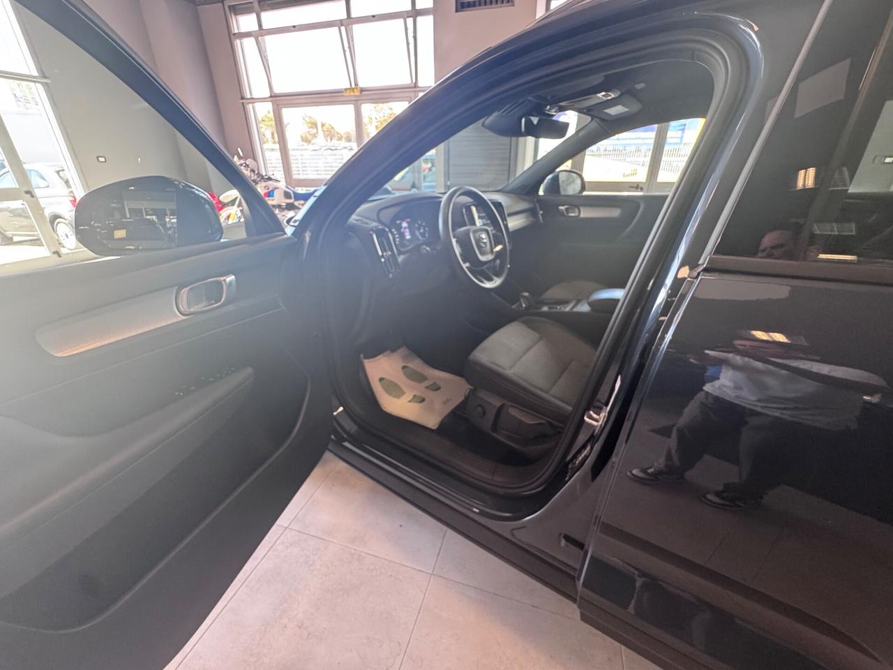 VOLVO XC40 D3 R DESIGN MOMENTUM MY2020