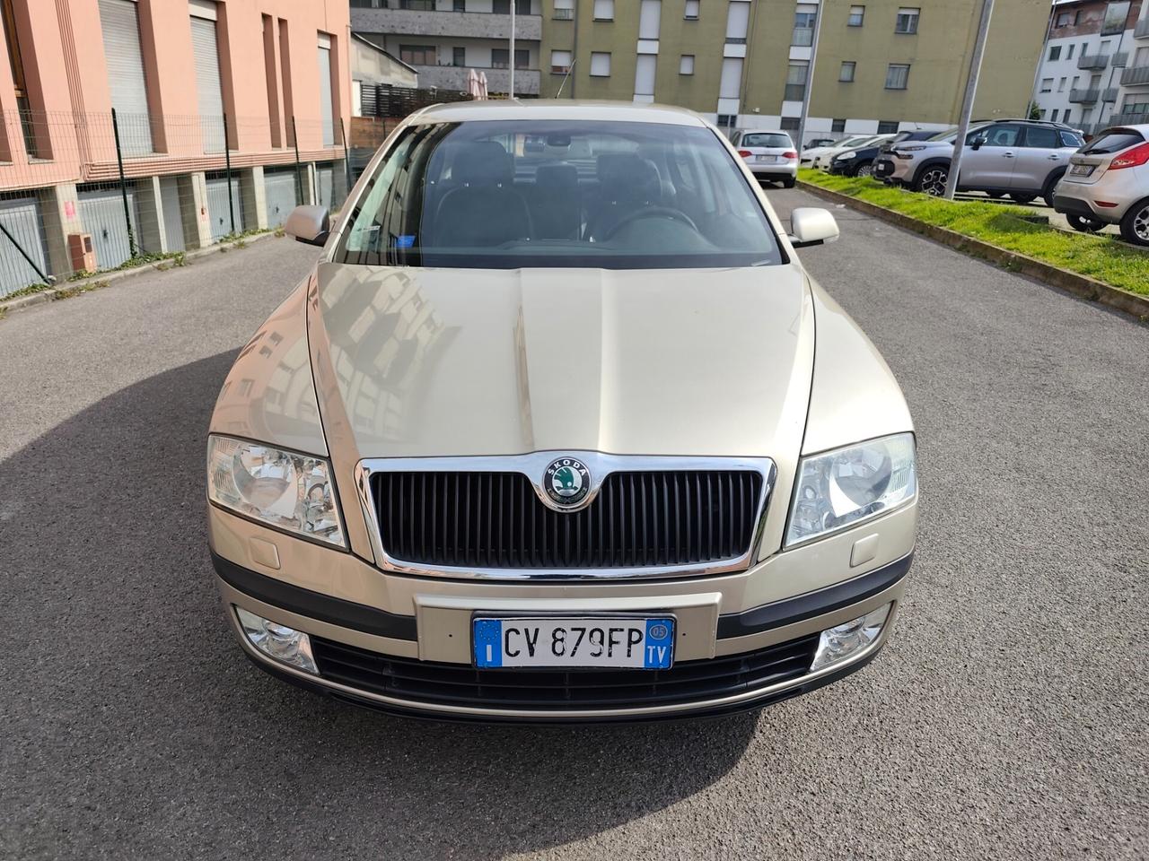 Skoda Octavia 1.6 Benz berlina Elegance
