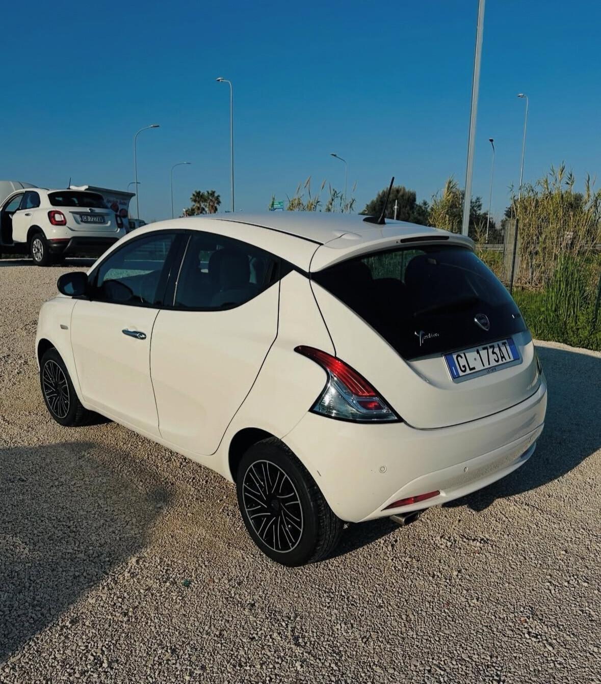 Lancia Ypsilon 1.0 FireFly 5 porte S&S Hybrid Ecochic Silver