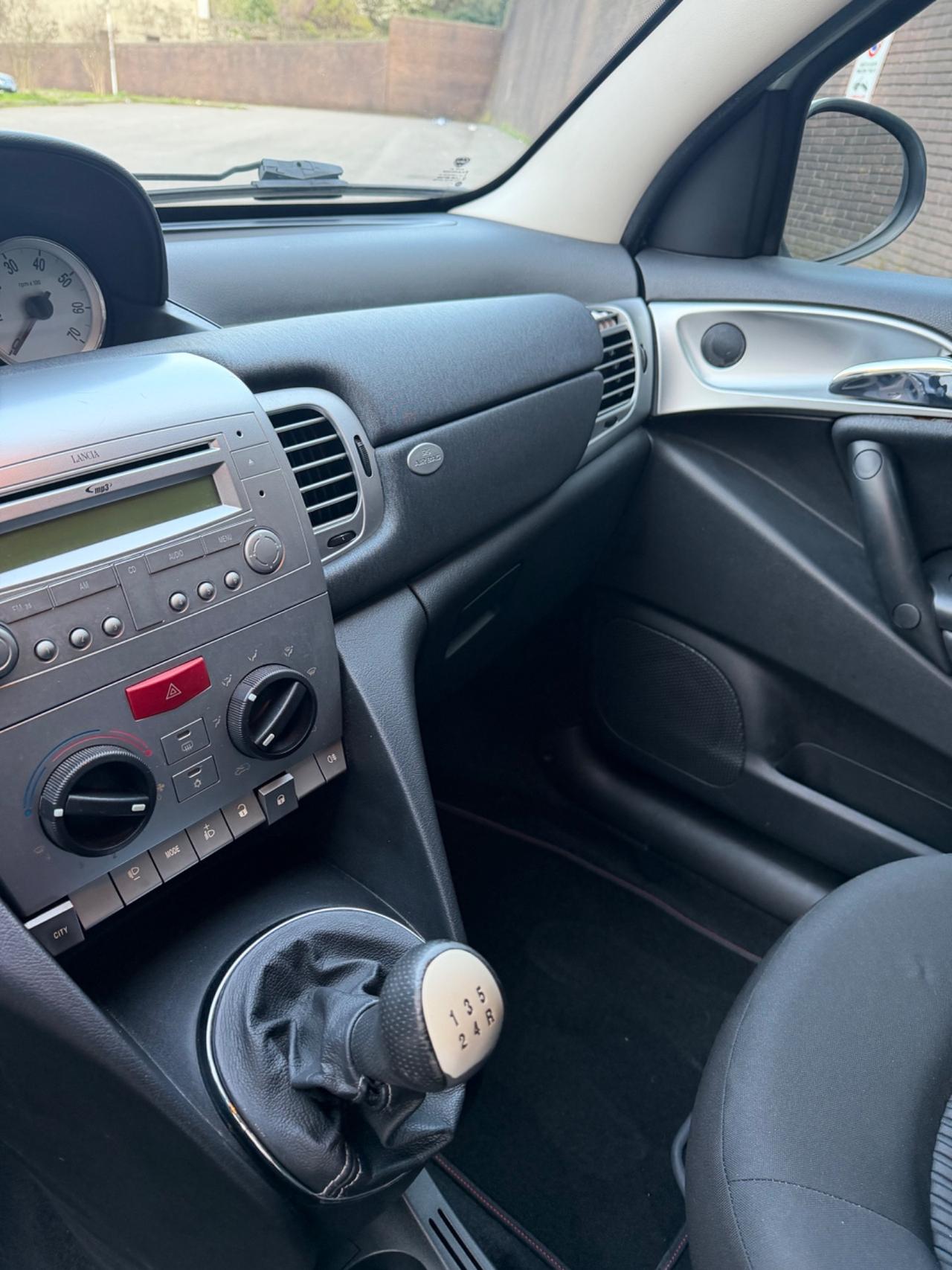 Lancia Ypsilon 1.3 MJT 75 CV Unyca