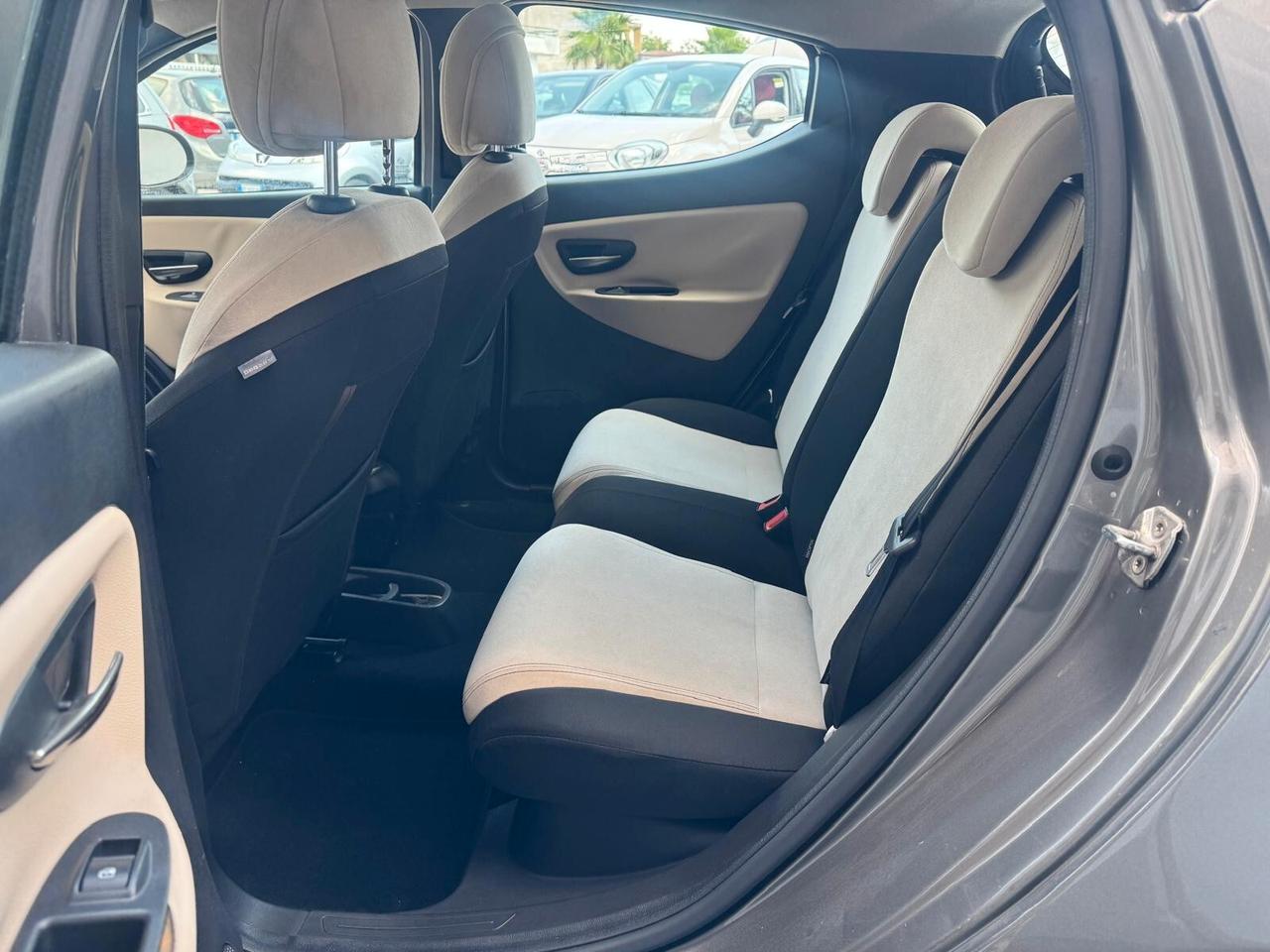 Lancia Ypsilon 0.9 TwinAir 85 CV 5 porte Metano Ecochic Elefantino