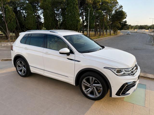 VOLKSWAGEN Tiguan 2.0 TDI 150 CV SCR DSG R-Line LUCI AMBIENTE
