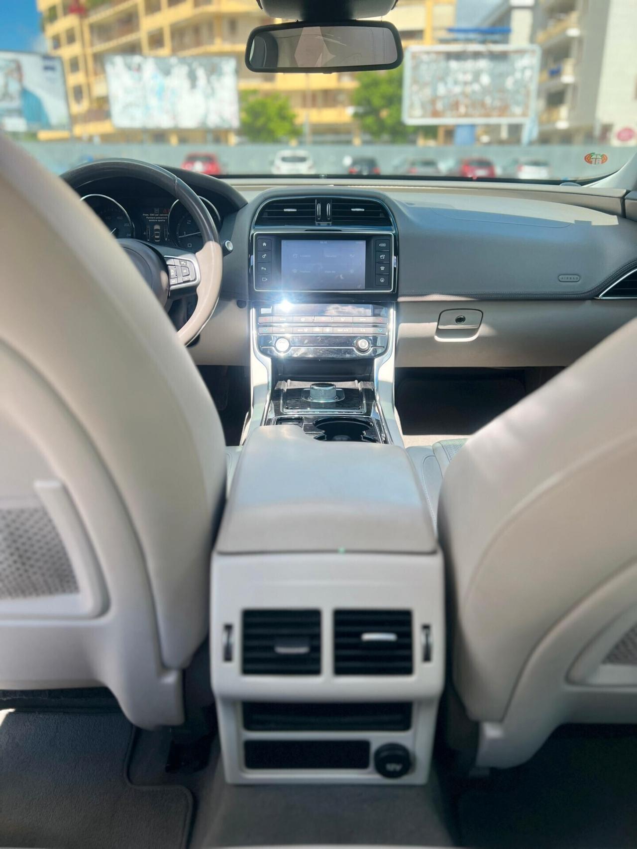 Jaguar XE 2.0 D Turbo 180CV aut. Prestige