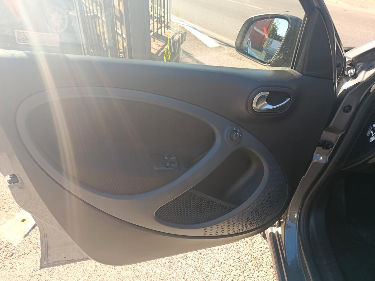 Smart ForFour EQ Pulse