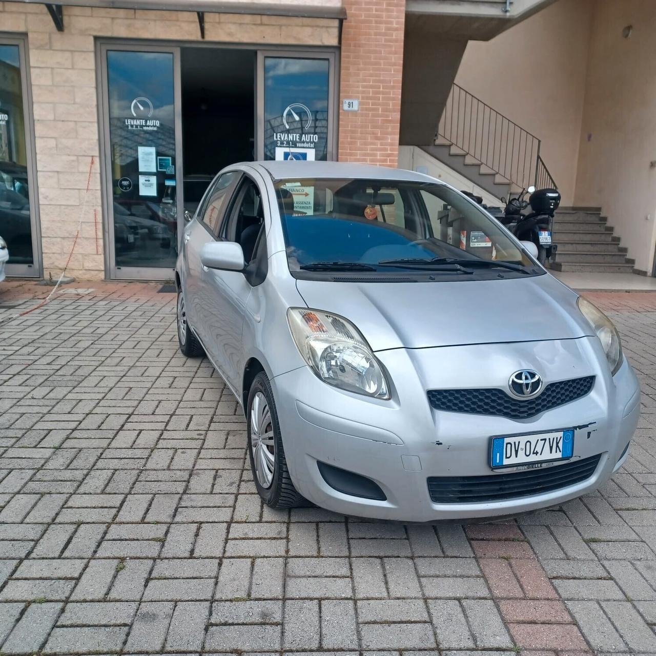 NEOPATENTATI YARIS 1.0 5 PORTE BEN CONSERVATA
