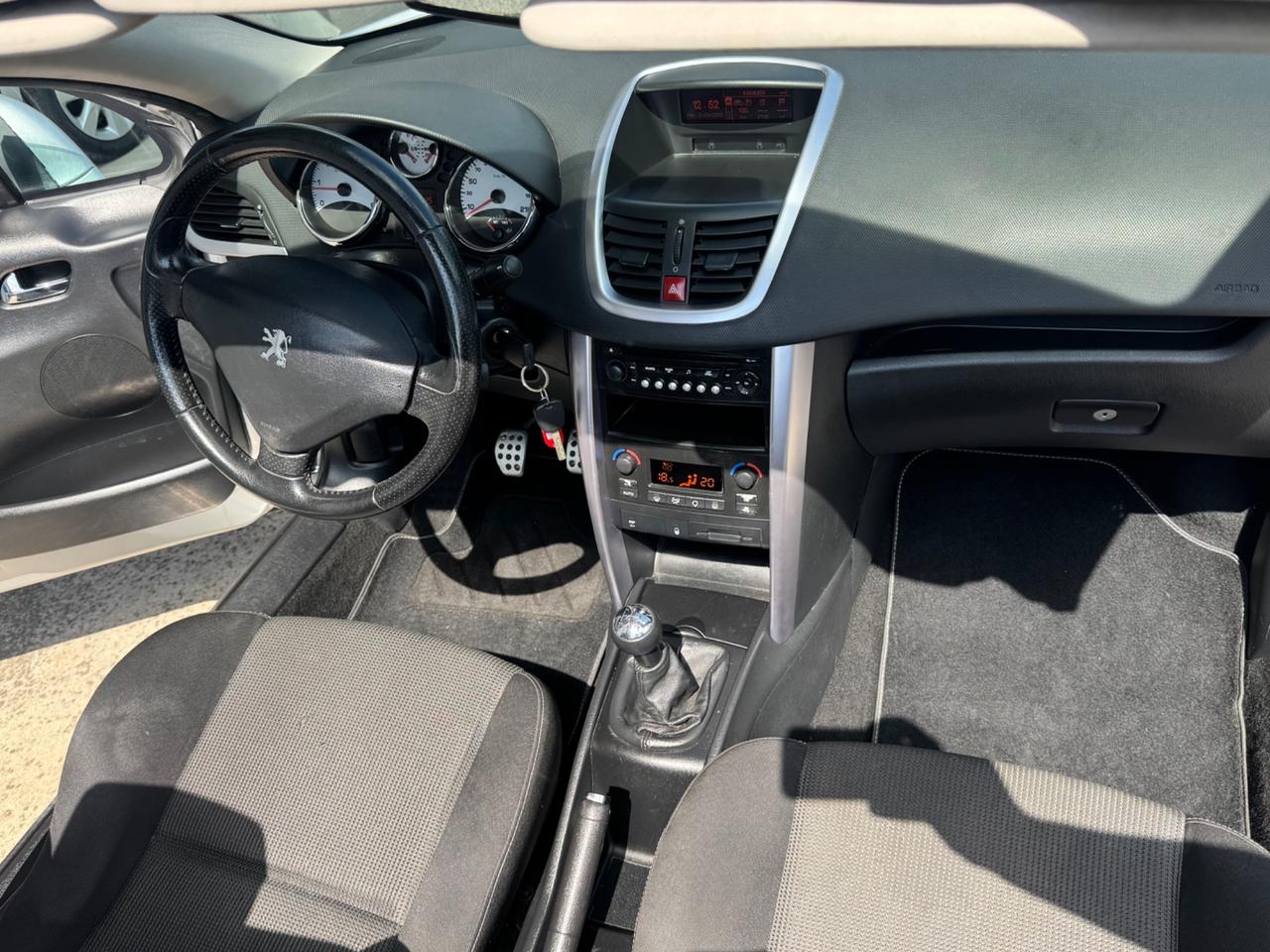 Peugeot 207 1.6 HDi 110CV CC Féline