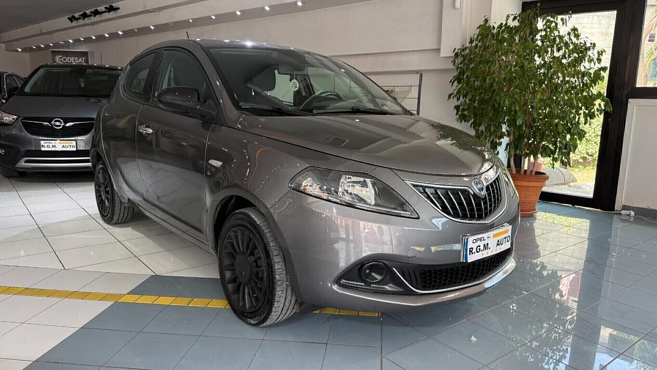 Lancia Ypsilon 1.0 FireFly 5 porte S&S Hybrid Silver
