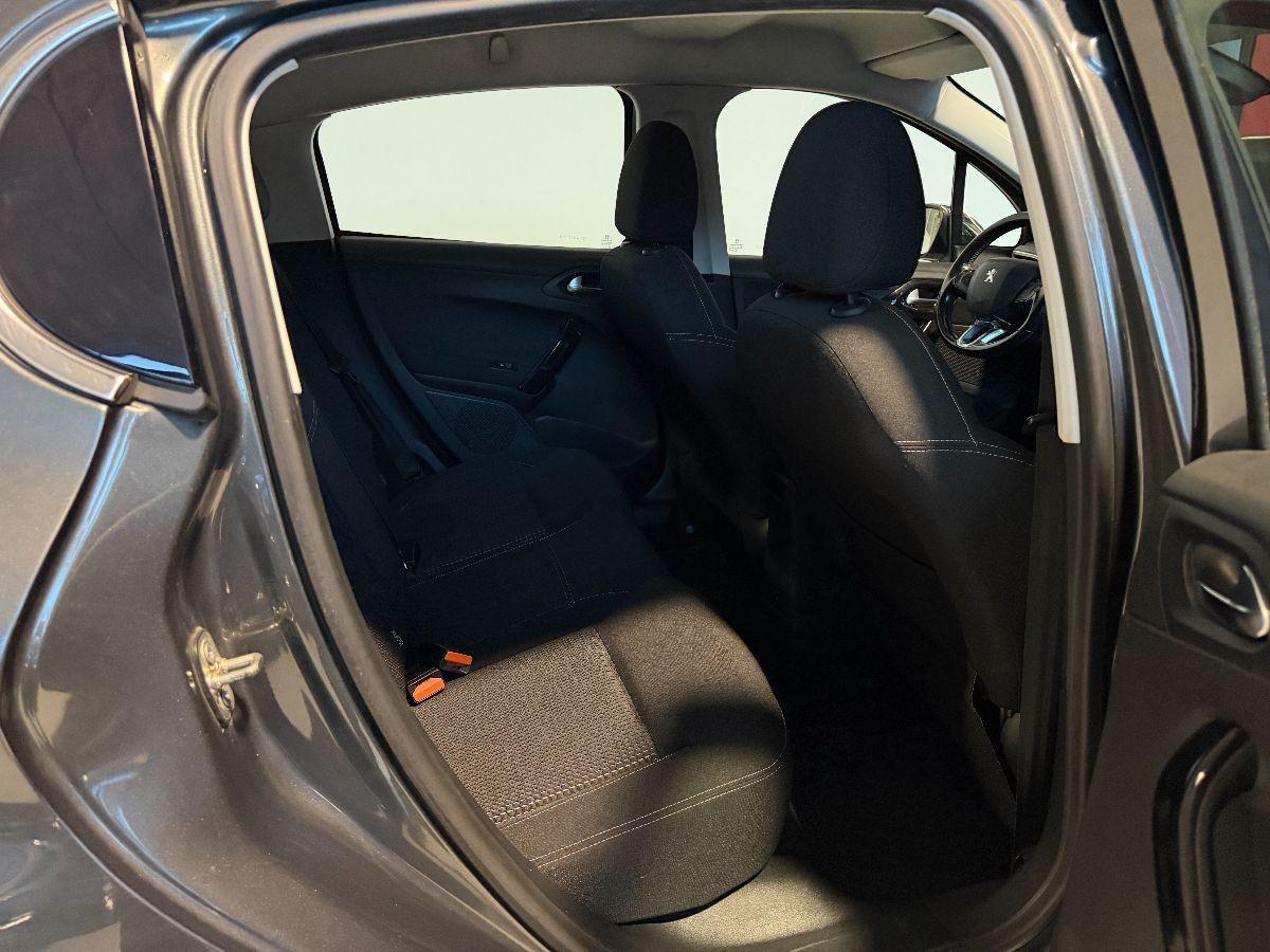 PEUGEOT - 208 - PureTech 82 5p. Allure