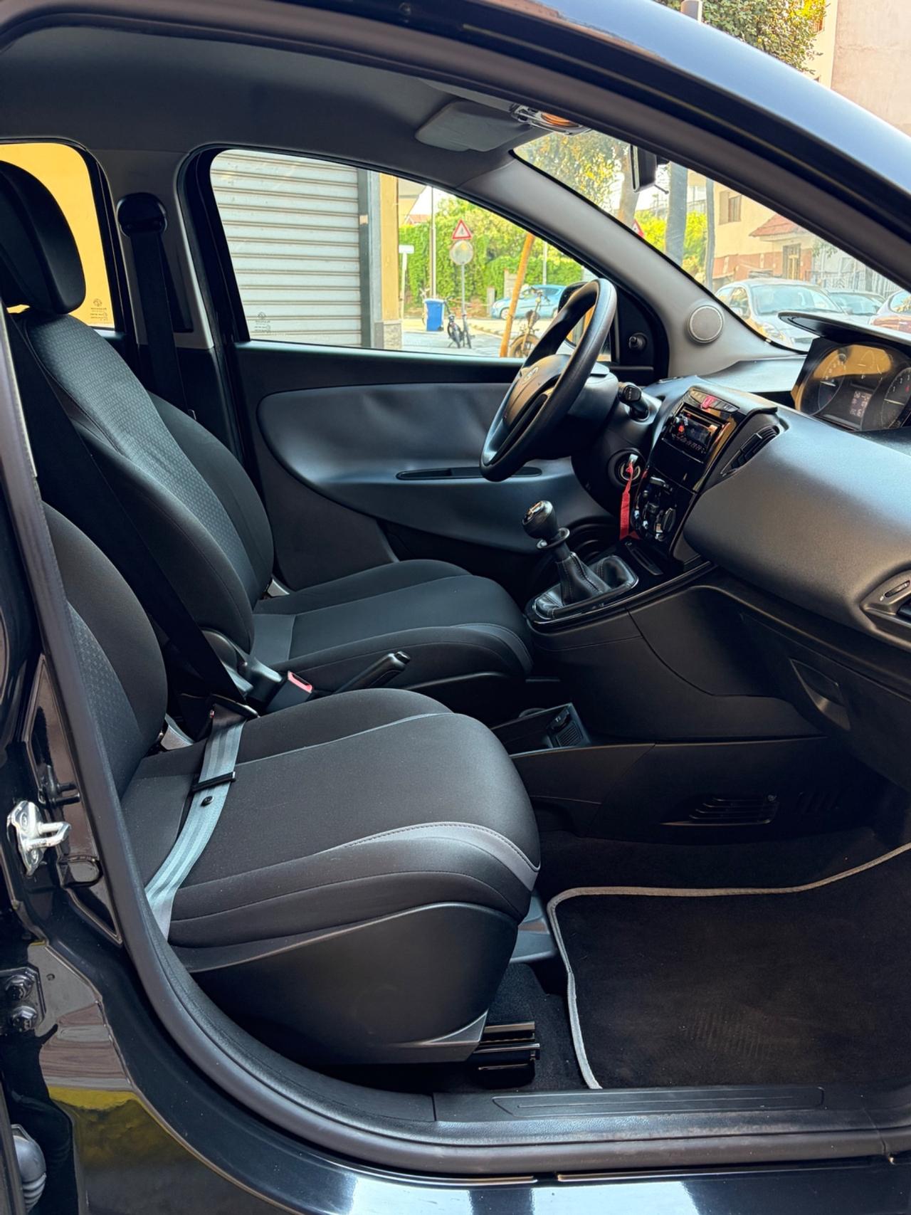 Lancia Ypsilon 1.2 69 CV 5 porte Silver