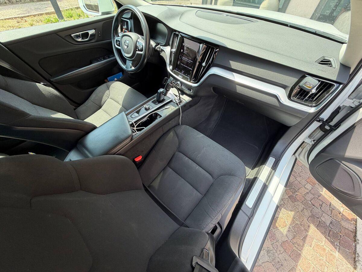 Volvo V60 2.0 b3 Momentum Business auto 8m my21