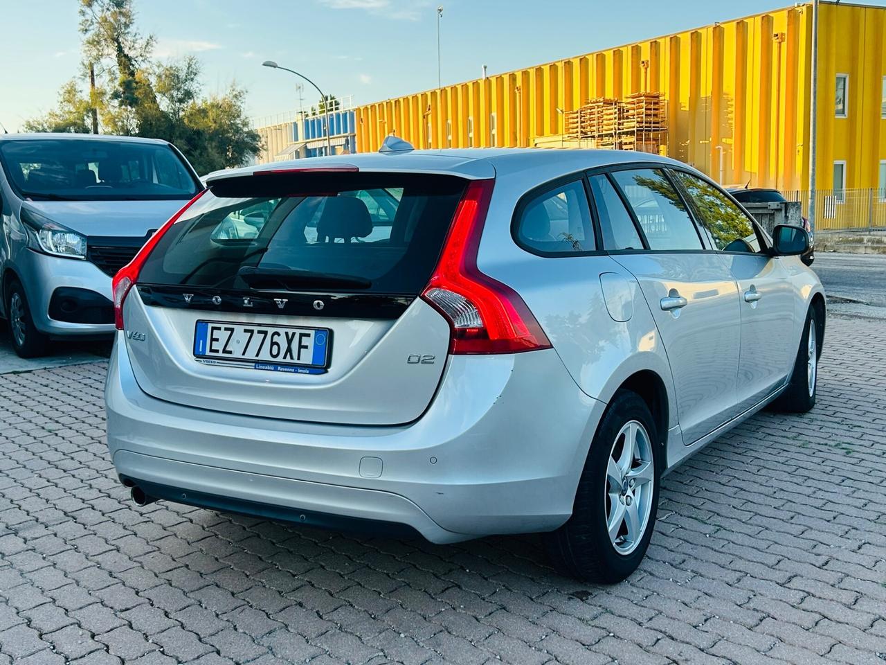 Volvo V60 D2 R-design Momentum N1