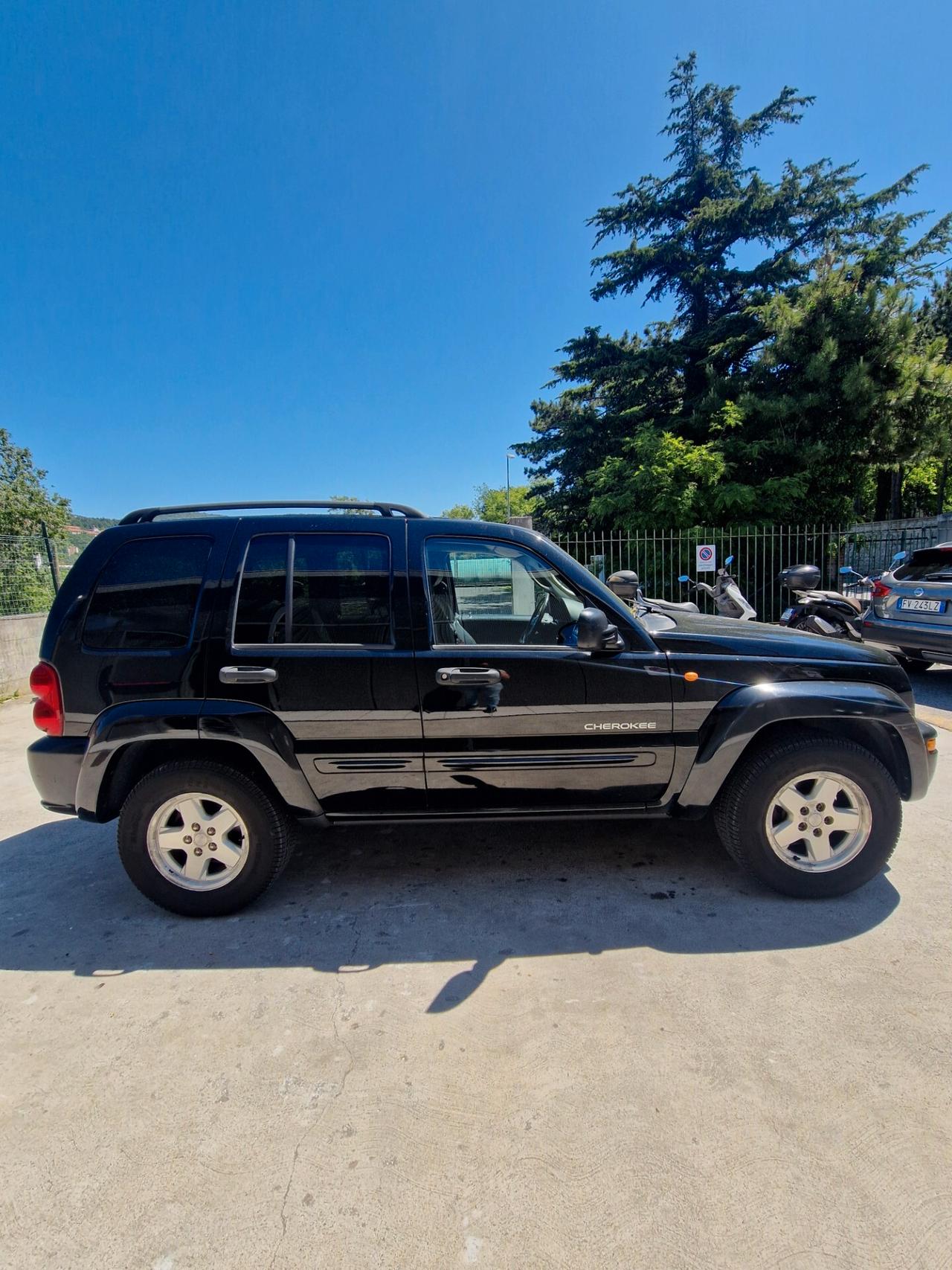 Jeep Cherokee 2.5 CRD Sport 4x4 inseribile