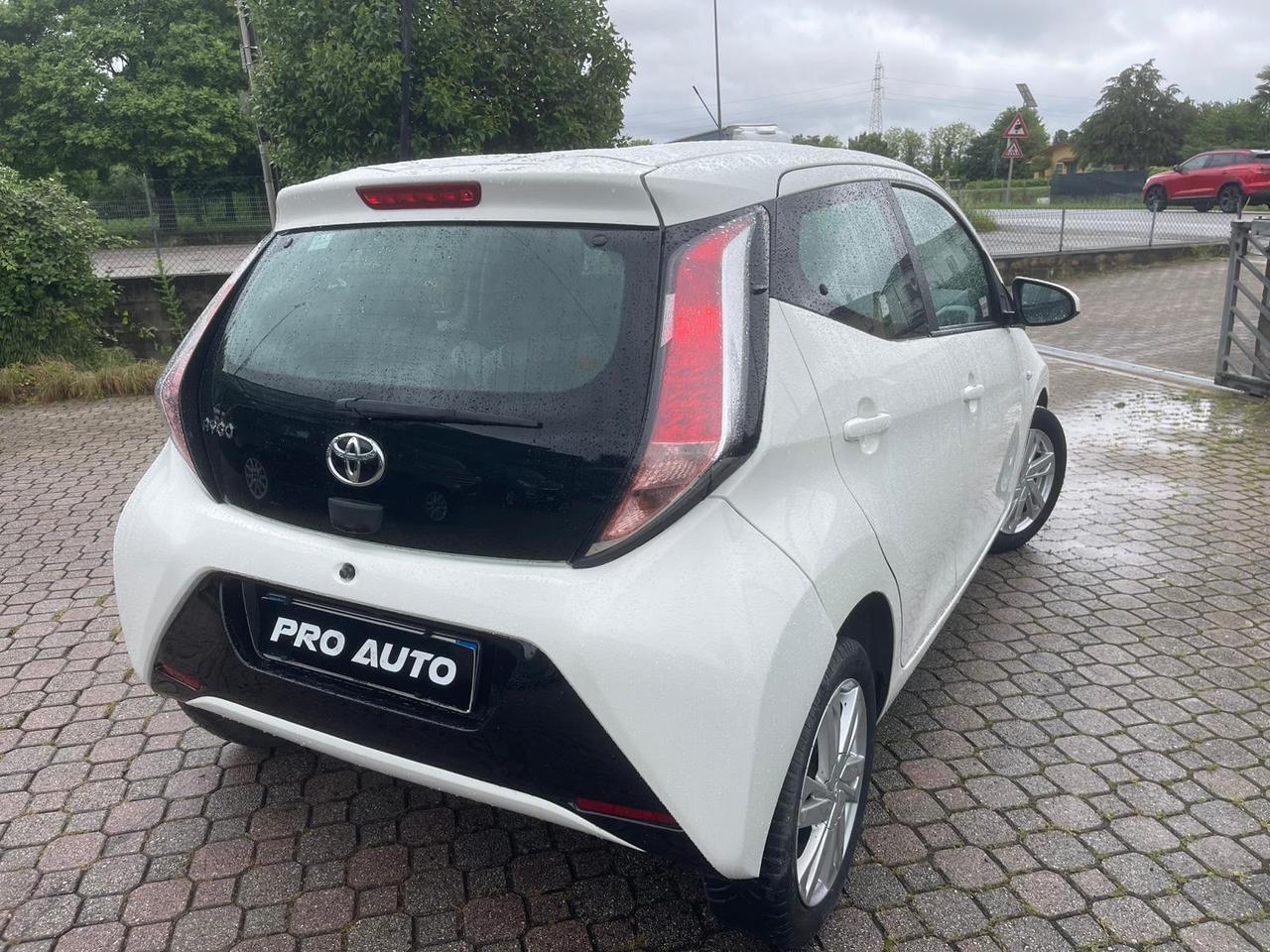 Toyota Aygo 1.0 VVT-i 69 CV 5 porte x-play