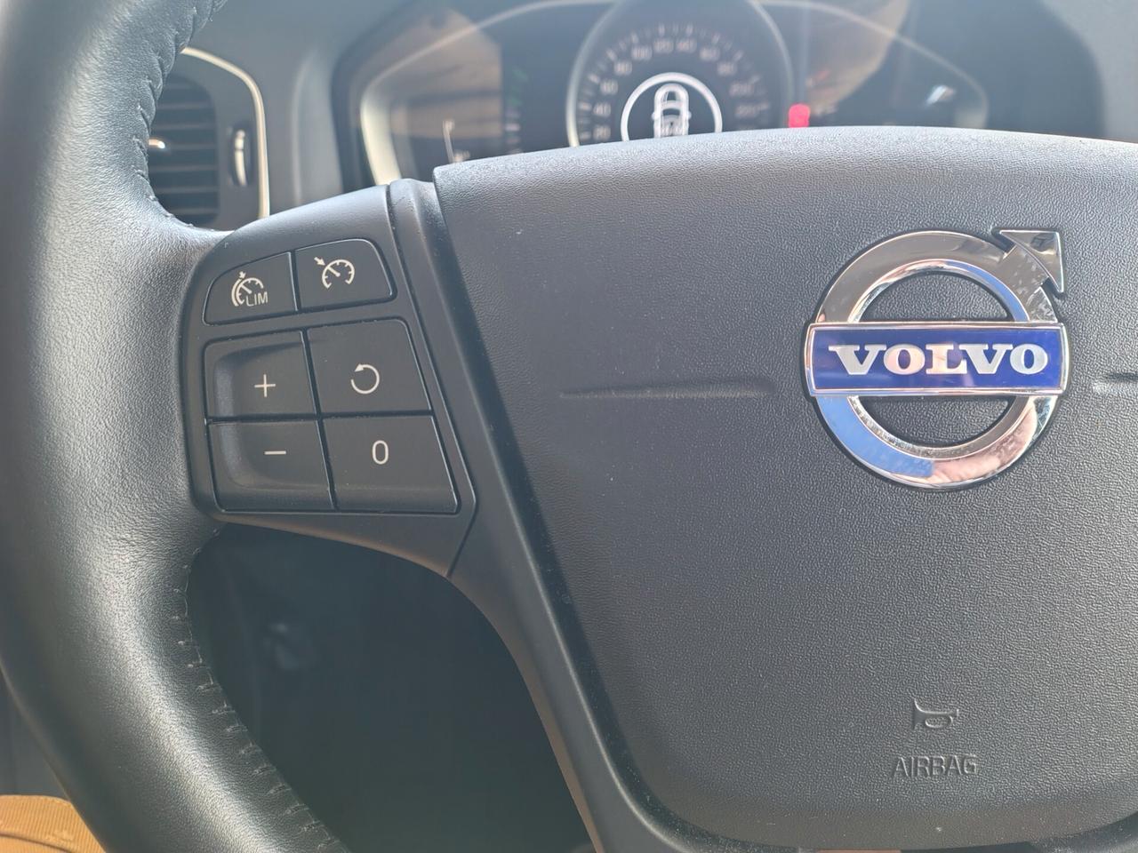 Volvo V60 D2 R-design