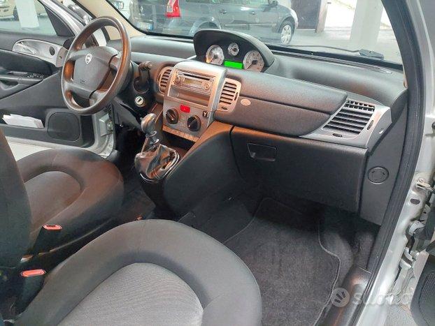 Lancia y x neopatentati