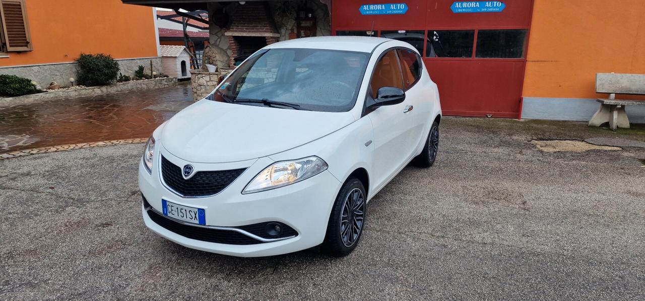 Lancia Ypsilon 1.0 FireFly 5 porte S&S Hybrid Ecochic Silver