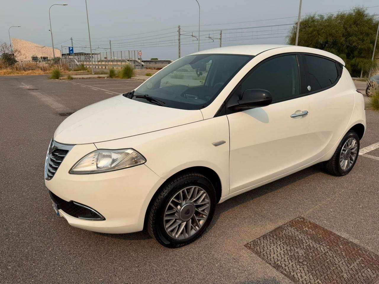 Lancia Ypsilon 0.9 TwinAir 85 CV 5 porte Metano Ecochic Silver