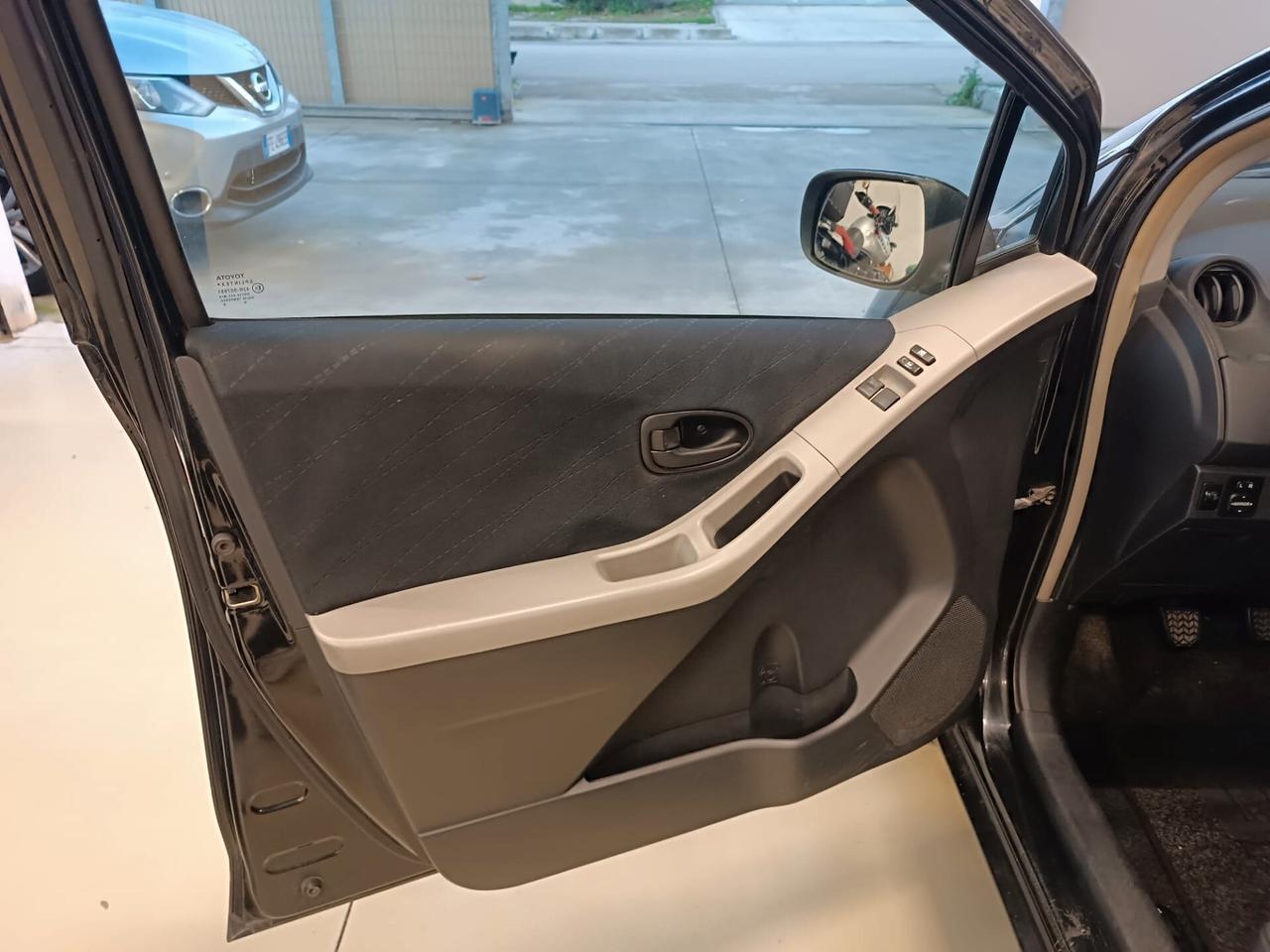 Toyota Yaris 1.3 5 porte Luna