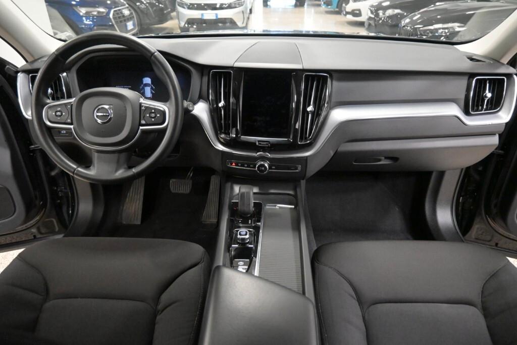 VOLVO XC60 2.0D 197CV B4 (D) GEARTRONIC MOMENTUM ( FARI LED - COCKPIT - NAVI - SENSORI POST. - CERCHI 18 )