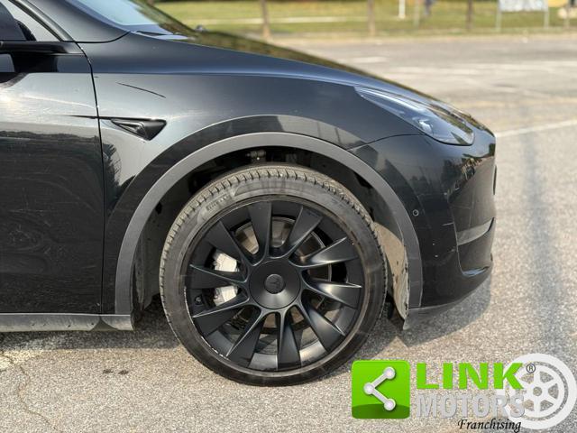 TESLA Model Y longe