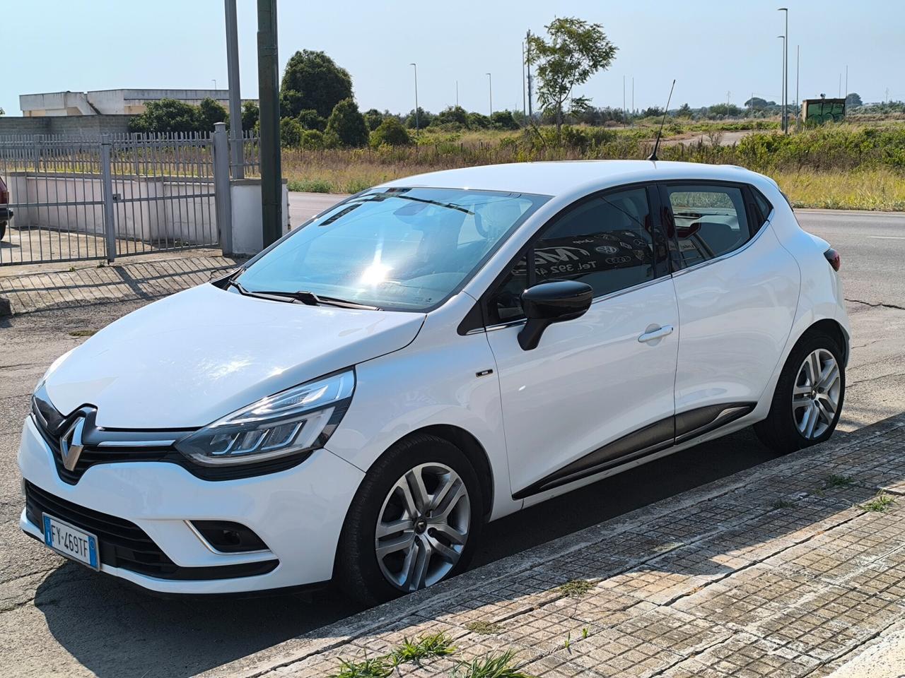 RENAULT CLIO MOSCHINO 1.5 HDI 75cv LED/NAVI/SES.POST/RETROCA