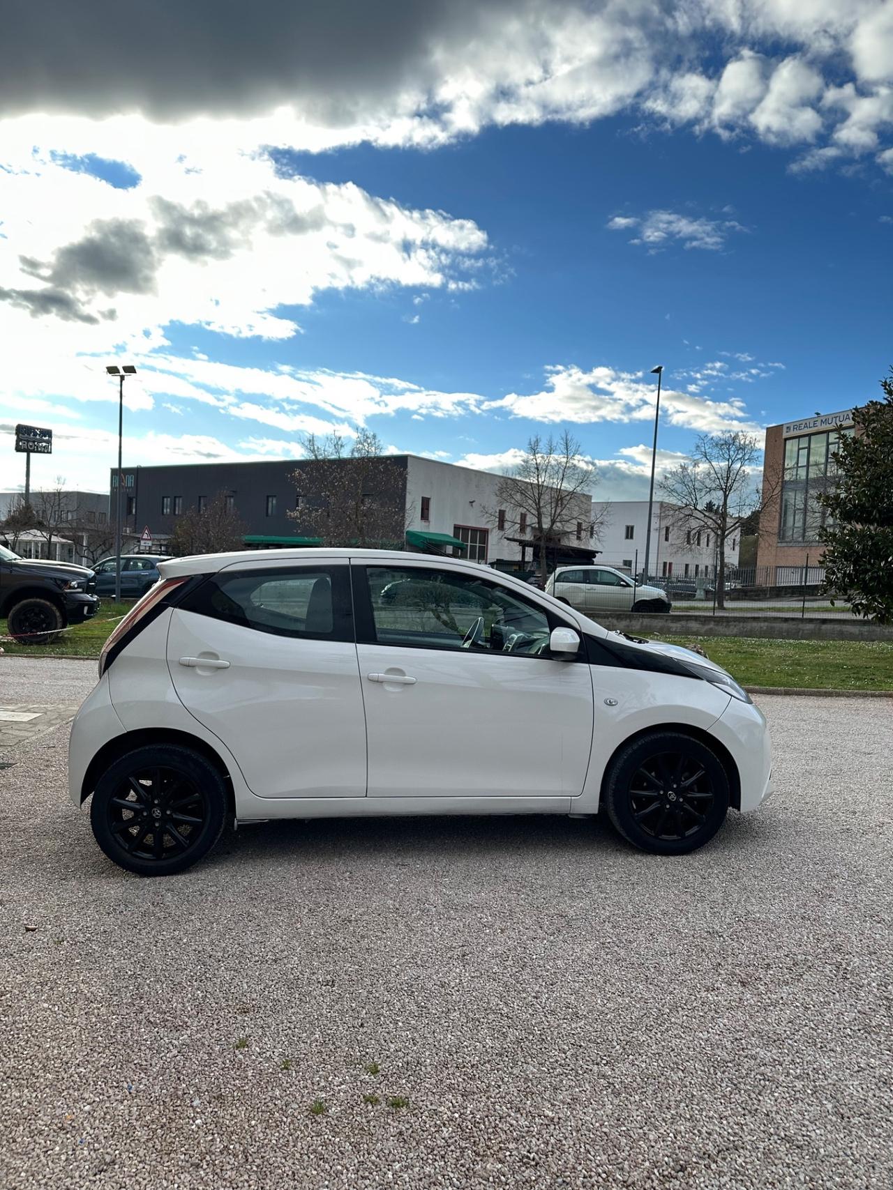 Toyota Aygo 1.0 VVT-i 69 CV 5 porte x-black ok neopatentati