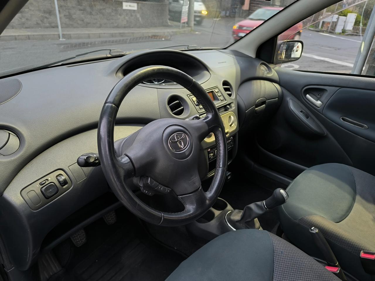 Toyota Yaris 1.0i 16V cat 5 porte Sol