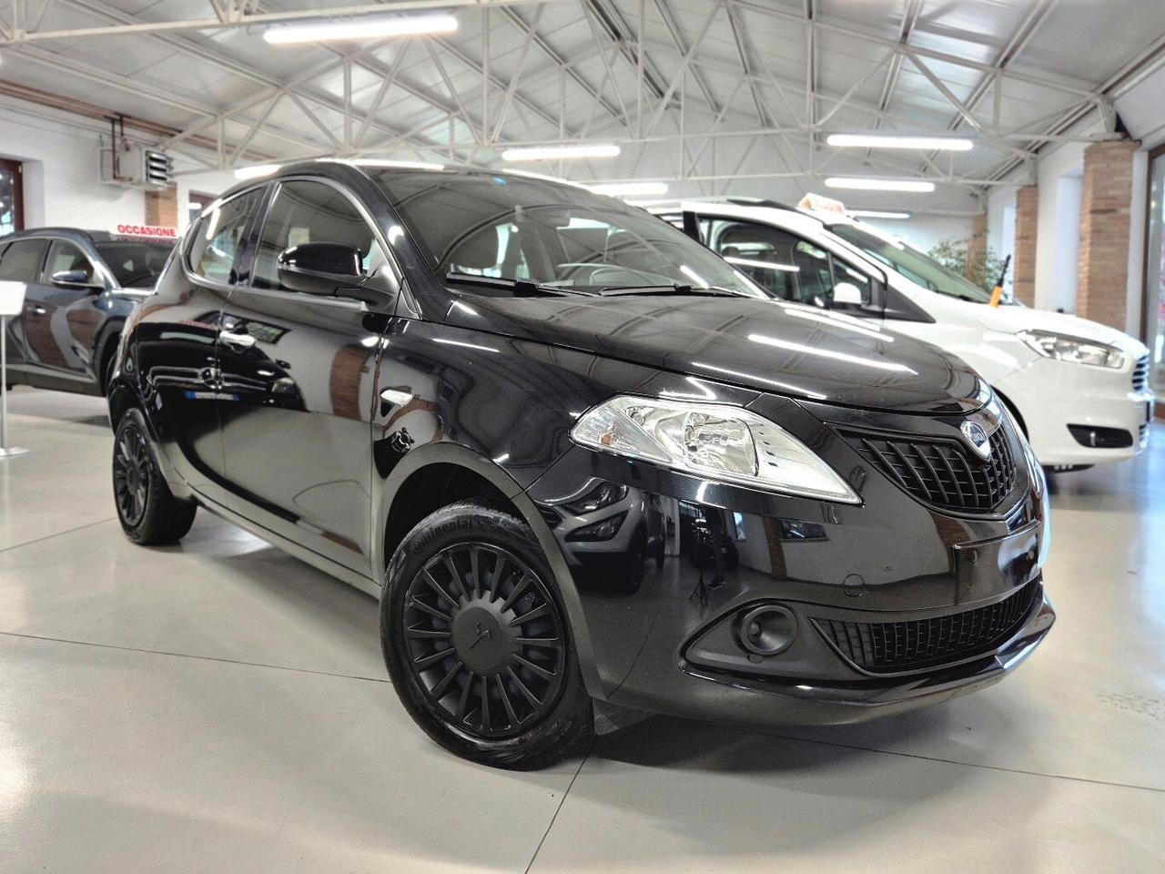 Lancia Ypsilon 1.0 FireFly 5 porte S&S Hybrid Silver