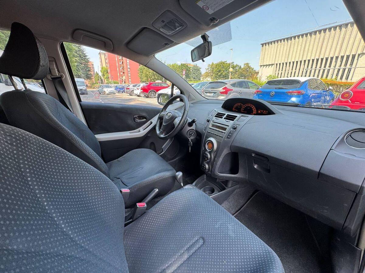 Toyota Yaris 1.3 dual Sol 5p m-mt