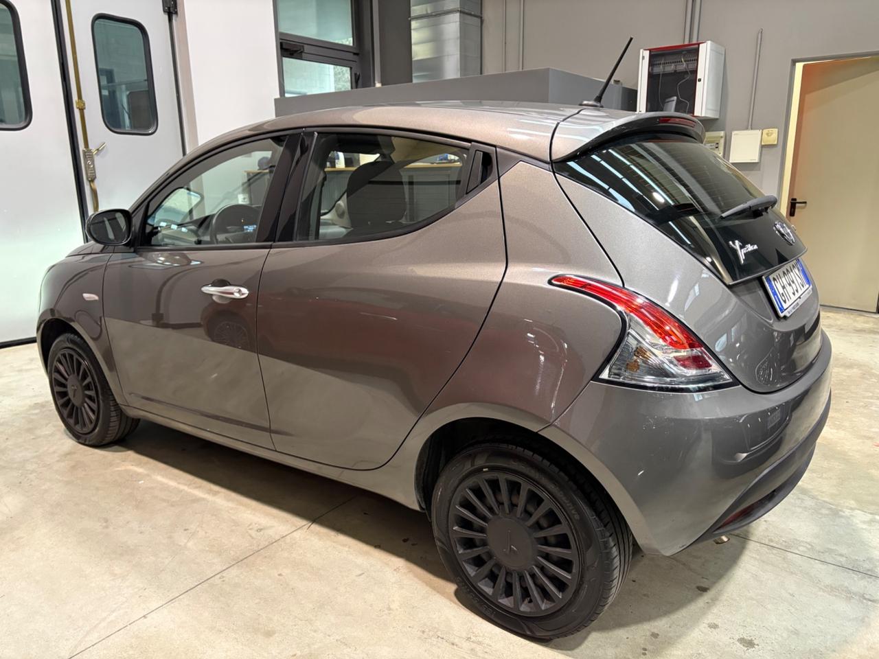 Lancia Ypsilon 1.0 FireFly 5 porte S&S Hybrid Ecochic Silver posti