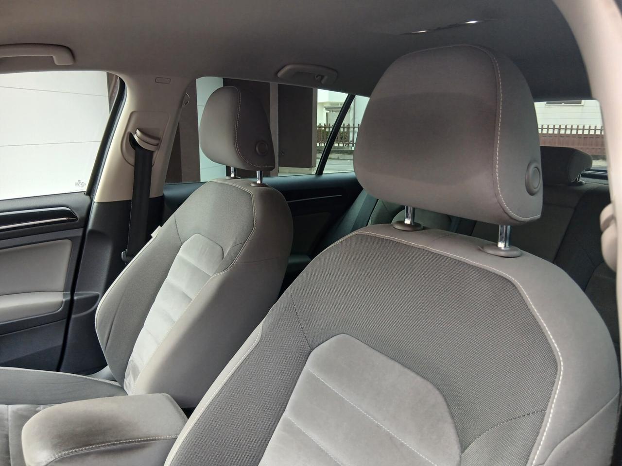 Volkswagen Golf 1.6 TDI 110 CV DSG 5p. Executive con Led tua a € 199 mese