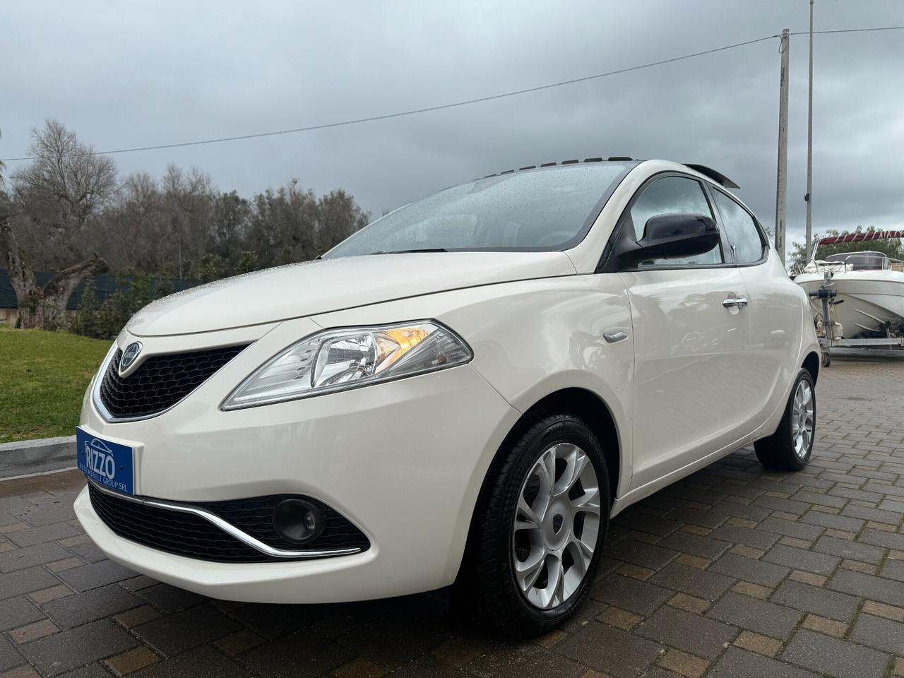 Lancia Ypsilon 1.2 69CV 5 porte Tetto Apribile Platinum