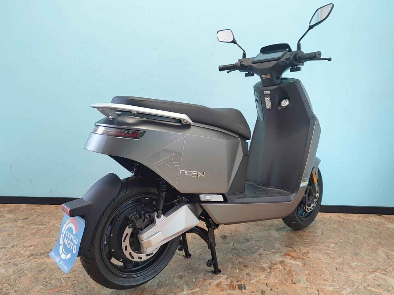 Nmoto NCF S : l'e-scooter che ti porta anche in autostrada