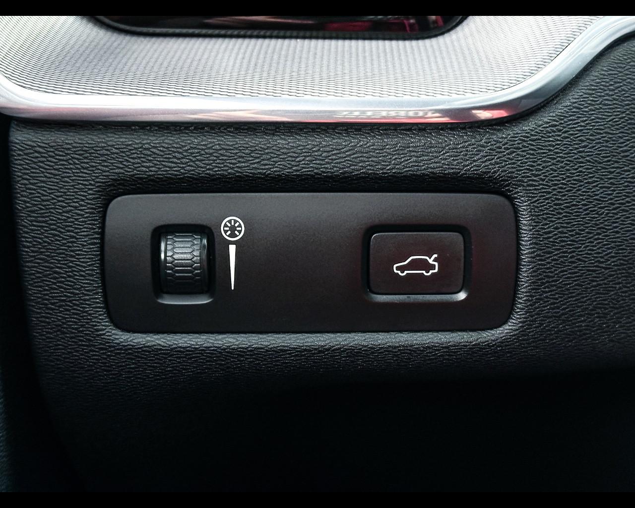 VOLVO XC60 (2017-->) - XC60 B5 (d) AWD Geartronic R-design