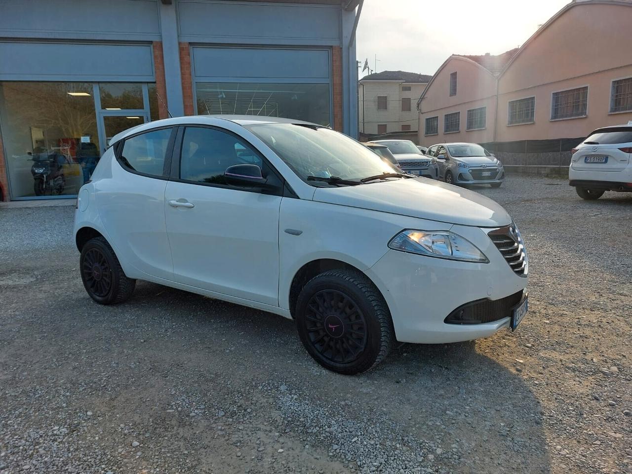 Lancia Ypsilon 0.9 TwinAir 85 CV 5 porte Metano Ecochic Elefantino