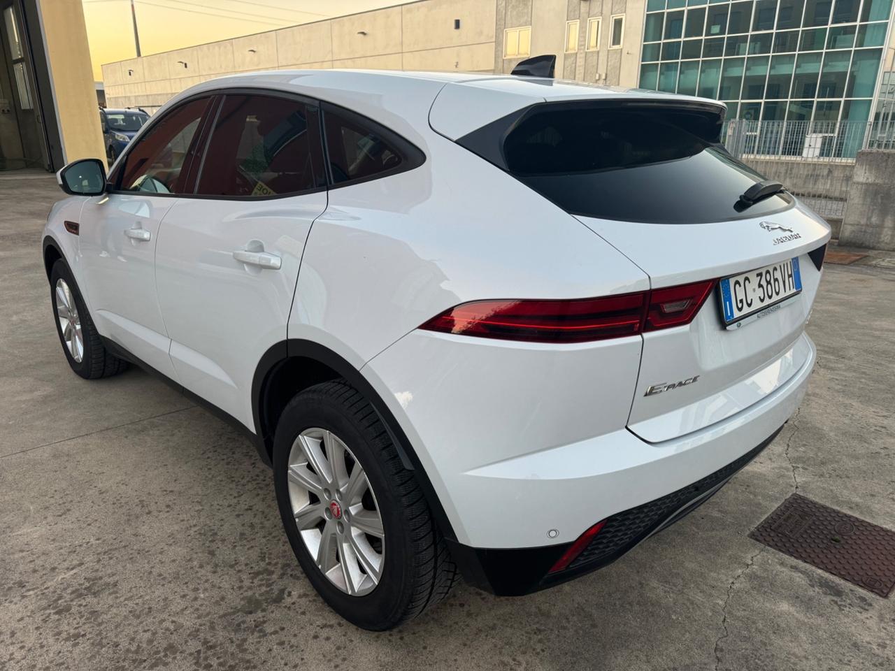 Jaguar Epace autocarro