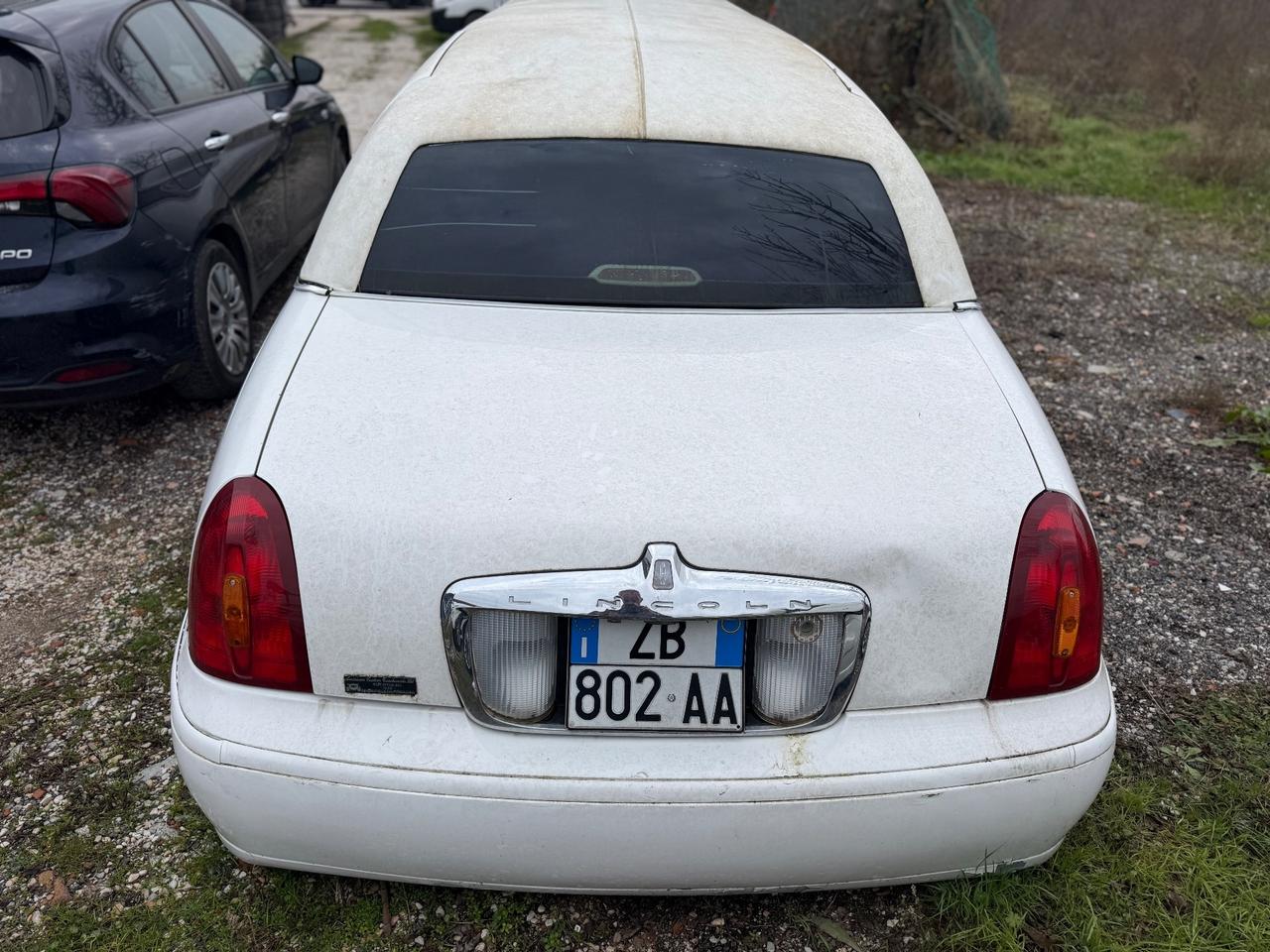 Lincoln Town Car Life Limousine