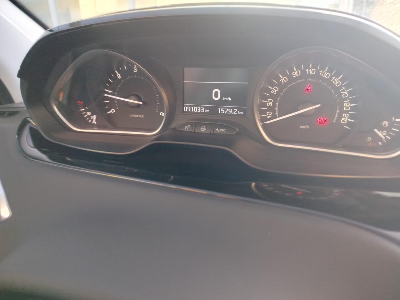 Peugeot 208 1.4 HDi 68 CV 5 porte Allure