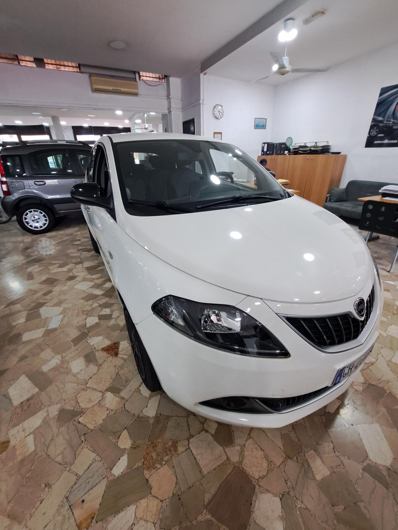 Lancia Ypsilon 1.0 FireFly 5 porte S&S Hybrid Ecochic Silver