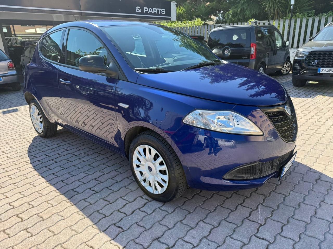 Lancia Ypsilon 0.9 TwinAir 85 CV 5 porte Metano Ecochic Silver